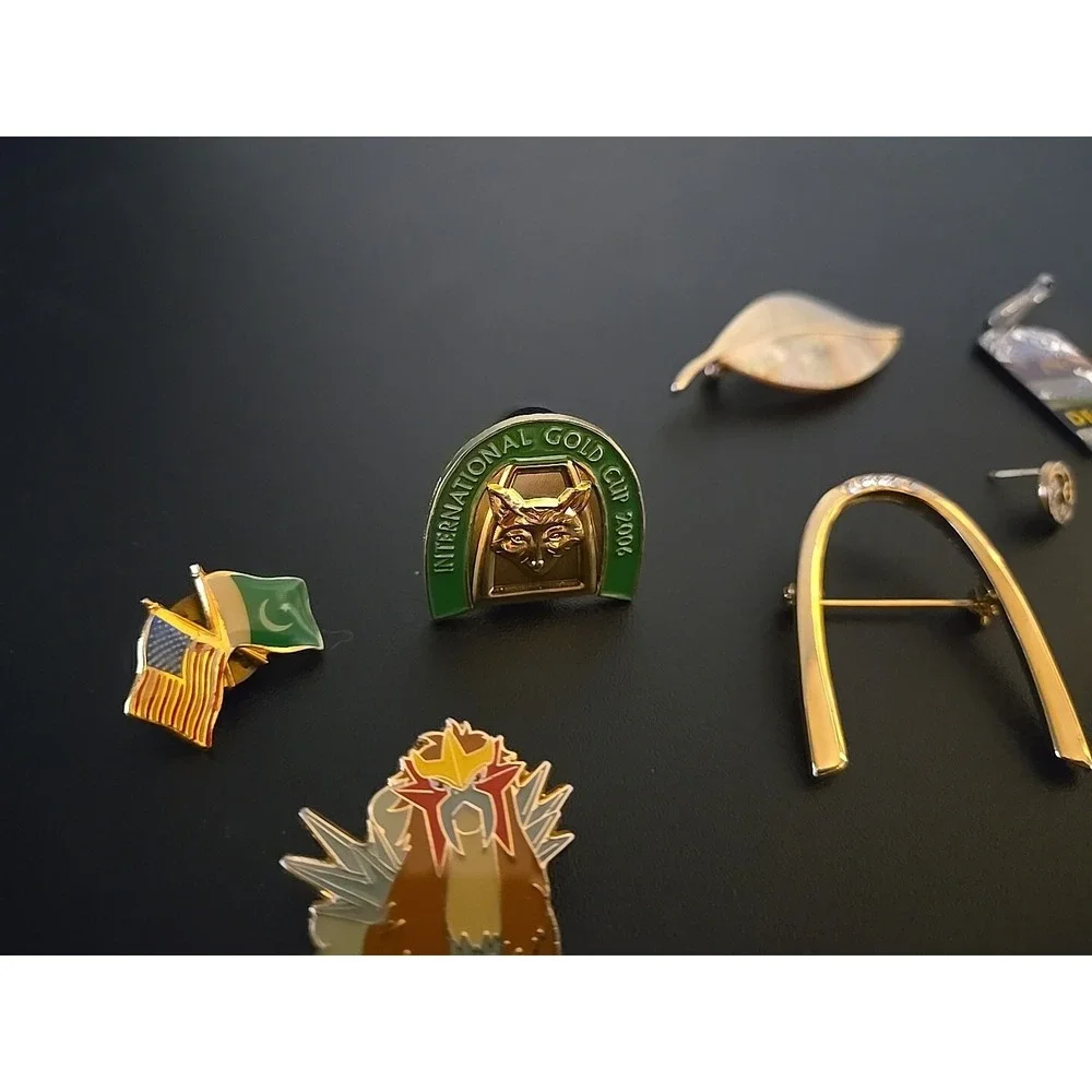 Vintage large lot of 26 Lapel‎ Hat Pins Pendants Brooches